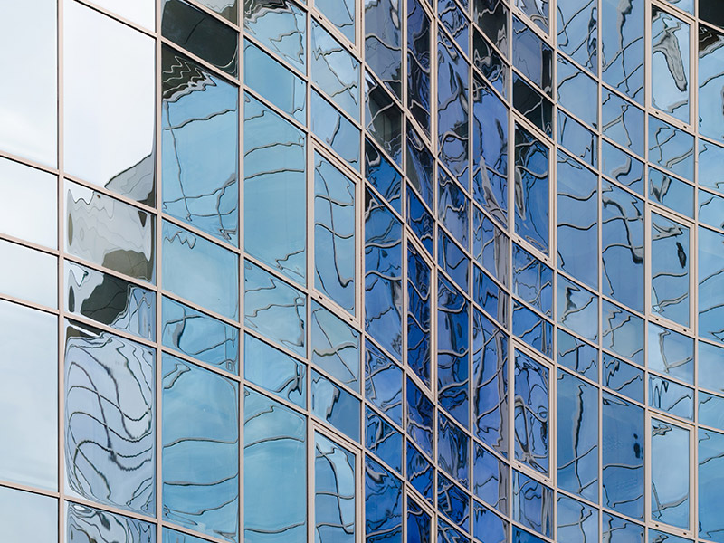 اجرای نمای کرتین وال؛ راهنمای مهندسی فیس‌کپ و فریم‌لس