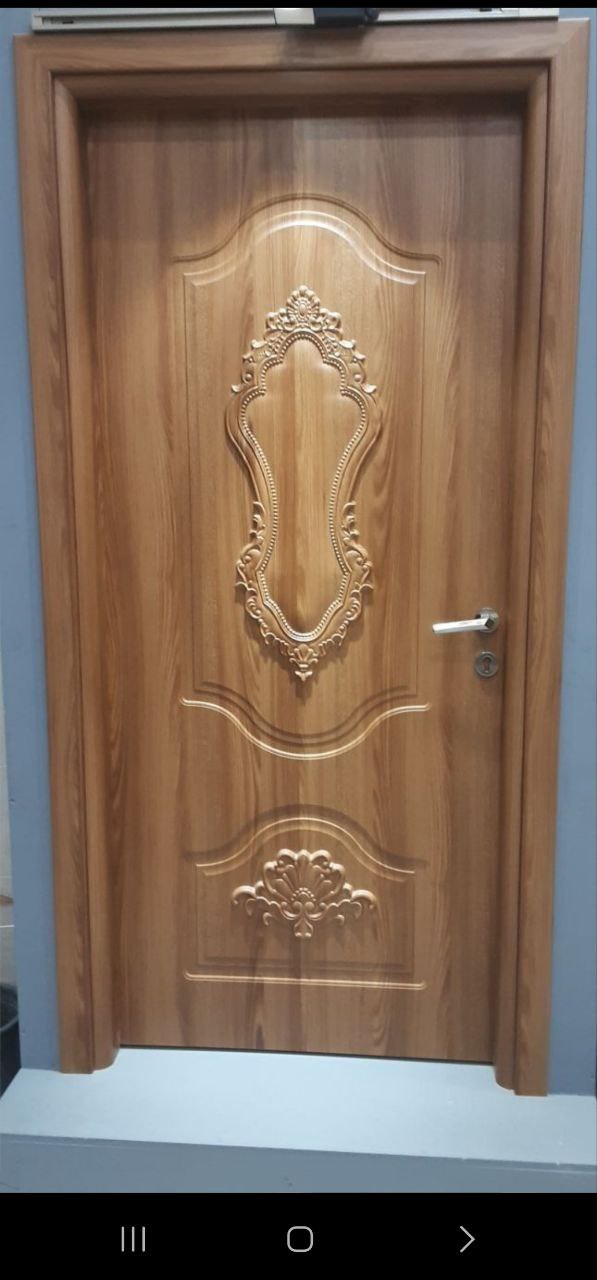 درب داخلی پلی وود سبزین در مدل کلاسیک منبت S-105 روکش طرح چوب