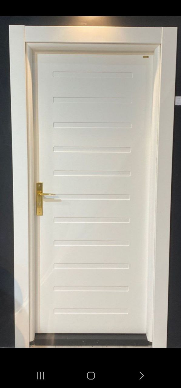 درب داخلی پلی وود سبزین در مدل S-107 با شیارهای افقی رنگ سفید